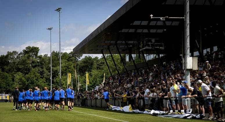 ARNHEM - Players of Vitesse during the first open training session. The future of Vitesse is still uncertain. The club previously threatened to disappear from professional soccer. ANP KOEN VAN WEEL xVIxANPxSportx xxANPxIVx 530680614 originalFilename: 530680614.jpg