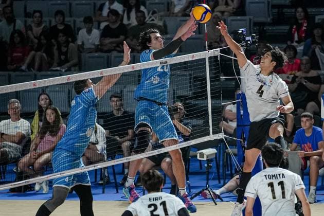 Volleyball, FIVB Nations League, Slowenien - Japan Volleyball - FIVB Men s Volleyball Nations League - Slovenia - Bulgaria - 29.06.2025 Kento Miyaura in action against Nik MujanoviÄ‡ during Mens Volleyball Nations League in Burgas, VNL Bulgaria Copyright: xYulianxTodorovx