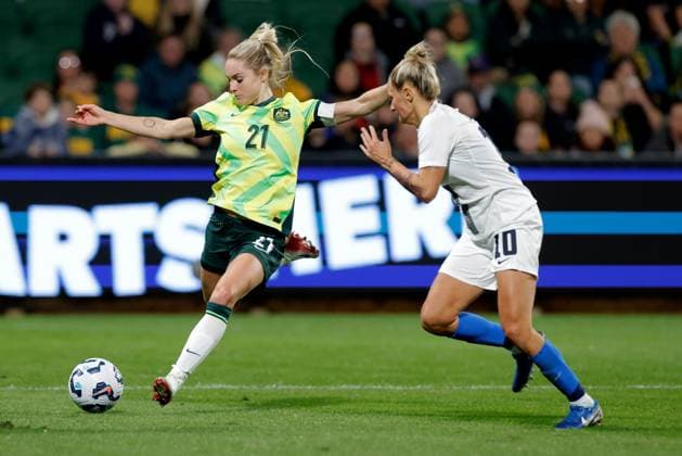 SOCCER AUSTRALIA SLOVENIA, Ellie Carpenter of of Australia passes the ball under pressure from Dominika Conc of Slovenia during the Women s friendly international soccer match between Australia and Slovenia at HBF Park in Perth, Sunday, June 29, 2025. ( NO ARCHIVING, EDITORIAL USE ONLY PERTH WESTERN AUSTRALIA AUSTRALIA  Copyright: xRICHARDxWAINWRIGHTx 20250629178591405127