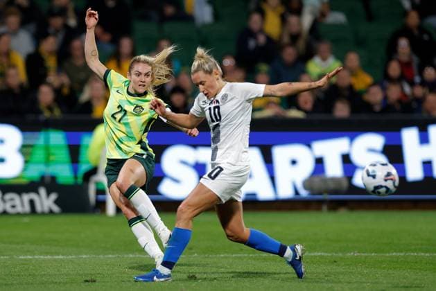 SOCCER AUSTRALIA SLOVENIA, Ellie Carpenter of of Australia passes the ball under pressure from Dominika Conc of Slovenia during the Women s friendly international soccer match between Australia and Slovenia at HBF Park in Perth, Sunday, June 29, 2025. ( NO ARCHIVING, EDITORIAL USE ONLY PERTH WESTERN AUSTRALIA AUSTRALIA  Copyright: xRICHARDxWAINWRIGHTx 20250629154418163098