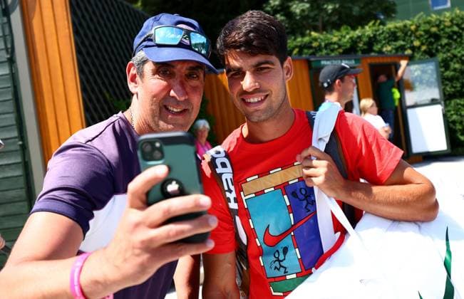 Carlos Alcaraz poses for a selfie. Wimbledon Tennis Championships, Sunday Practice, The All England Lawn Tennis and Croquet Club, London, UK - 29 Jun 2025London The All England Lawn Tennis and United Kingdom  Copyright: xJamesxMarsh Shutterstockx 15378355aw
