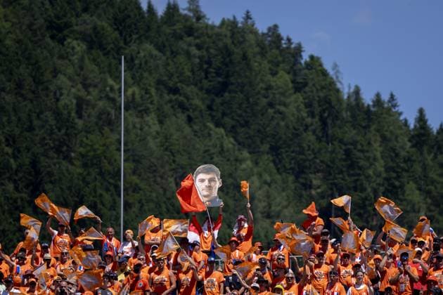 Formel 1, GP Österreich in Spielberg, Fahrerparade SPIELBERG - Fans during the drivers parade at the Red Bull Ring race track prior to the Grand Prix of Austria. ANP SANDER KING xVIxANPxSportx xxANPxIVx 530681542 originalFilename: 530681542.jpg