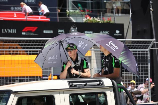 29.06.2025, Red Bull Ring, Spielberg, Formel 1 Großer Preis von Österreich 2025 , im Bild Nico Hülkenberg (DEU), Stake F1 Team Kick Sauber und Gabriel Bortoleto (BRA), Stake F1 Team Kick Sauber bei der Fahrerparade. (Photo by Alessandro Martellotta Hasan Bratic DeFodi Images)