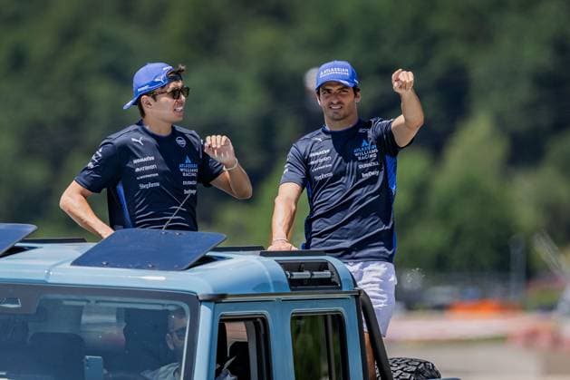 Formel 1, GP Österreich in Spielberg, Fahrerparade FORMULA 1 - GP of Austria 2025 SPIELBERG,AUSTRIA,29.JUN.25 - MOTORSPORTS, FORMULA 1 - Grand Prix of Austria, Red Bull Ring, drivers parade. Image shows Alex Albon (THA Williams) and Carlos Sainz (ESP Williams).  GEPAxpictures xMatthiasxTrinkl