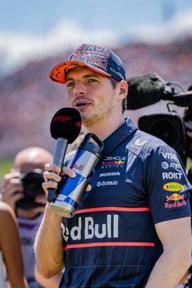 Formel 1, GP Österreich in Spielberg, Fahrerparade FORMULA 1 - GP of Austria 2025 SPIELBERG,AUSTRIA,29.JUN.25 - MOTORSPORTS, FORMULA 1 - Grand Prix of Austria, Red Bull Ring, drivers parade. Image shows Max Verstappen (NED Red Bull Racing).  GEPAxpictures xMatthiasxTrinkl