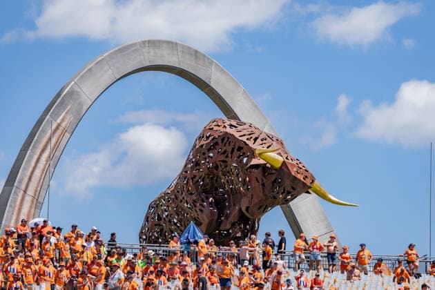 Formel 1, GP Österreich in Spielberg, Fahrerparade FORMULA 1 - GP of Austria 2025 SPIELBERG,AUSTRIA,29.JUN.25 - MOTORSPORTS, FORMULA 1 - Grand Prix of Austria, Red Bull Ring, drivers parade. Image shows the red bull statue.  GEPAxpictures xMatthiasxTrinkl