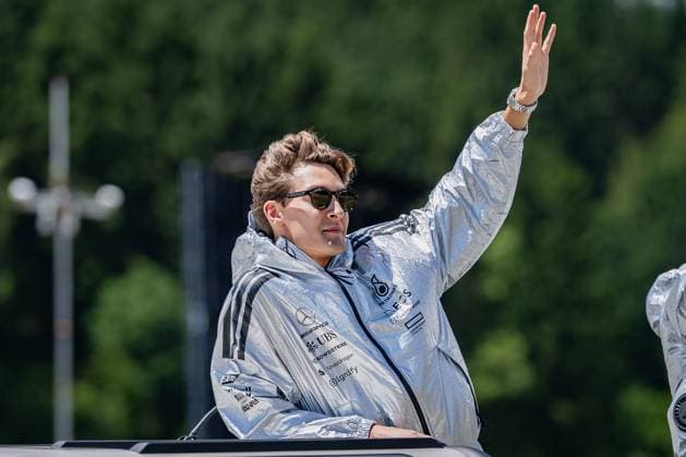 Formel 1, GP Österreich in Spielberg, Fahrerparade FORMULA 1 - GP of Austria 2025 SPIELBERG,AUSTRIA,29.JUN.25 - MOTORSPORTS, FORMULA 1 - Grand Prix of Austria, Red Bull Ring, drivers parade. Image shows George Russell (GBR Mercedes).  GEPAxpictures xMatthiasxTrinkl