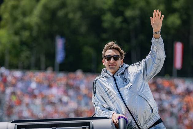 Formel 1, GP Österreich in Spielberg, Fahrerparade FORMULA 1 - GP of Austria 2025 SPIELBERG,AUSTRIA,29.JUN.25 - MOTORSPORTS, FORMULA 1 - Grand Prix of Austria, Red Bull Ring, drivers parade. Image shows George Russell (GBR Mercedes).  GEPAxpictures xMatthiasxTrinkl