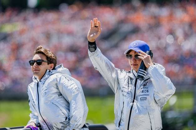 Formel 1, GP Österreich in Spielberg, Fahrerparade FORMULA 1 - GP of Austria 2025 SPIELBERG,AUSTRIA,29.JUN.25 - MOTORSPORTS, FORMULA 1 - Grand Prix of Austria, Red Bull Ring, drivers parade. Image shows George Russell (GBR Mercedes) and Andrea Kimi Antonelli (ITA Mercedes).  GEPAxpictures xMatthiasxTrinkl