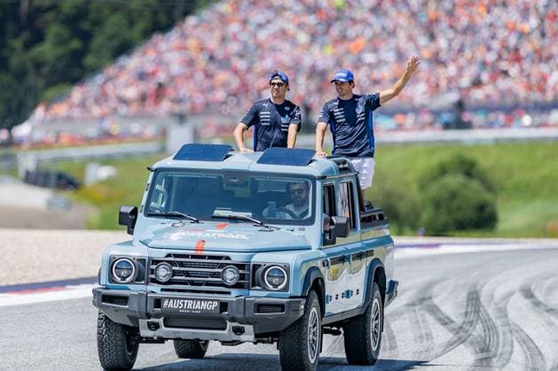 Formel 1, GP Österreich in Spielberg, Fahrerparade FORMULA 1 - GP of Austria 2025 SPIELBERG,AUSTRIA,29.JUN.25 - MOTORSPORTS, FORMULA 1 - Grand Prix of Austria, Red Bull Ring, drivers parade. Image shows Alex Albon (THA Williams) and Carlos Sainz (ESP Williams).  GEPAxpictures xMatthiasxTrinkl
