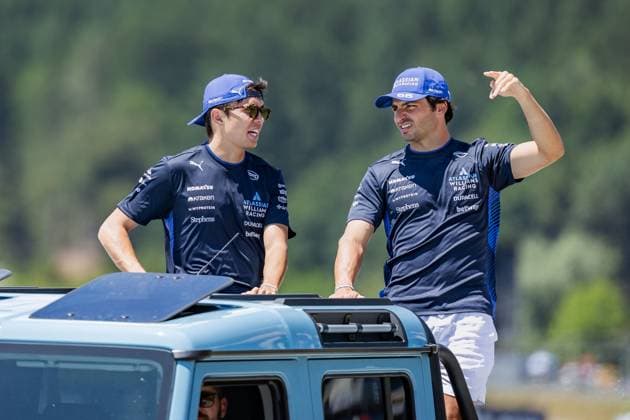 Formel 1, GP Österreich in Spielberg, Fahrerparade FORMULA 1 - GP of Austria 2025 SPIELBERG,AUSTRIA,29.JUN.25 - MOTORSPORTS, FORMULA 1 - Grand Prix of Austria, Red Bull Ring, drivers parade. Image shows Alex Albon (THA Williams) and Carlos Sainz (ESP Williams).  GEPAxpictures xMatthiasxTrinkl