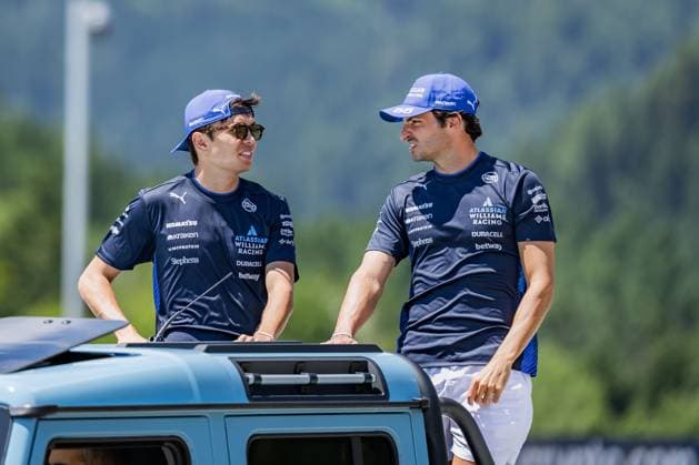 Formel 1, GP Österreich in Spielberg, Fahrerparade FORMULA 1 - GP of Austria 2025 SPIELBERG,AUSTRIA,29.JUN.25 - MOTORSPORTS, FORMULA 1 - Grand Prix of Austria, Red Bull Ring, drivers parade. Image shows Alex Albon (THA Williams) and Carlos Sainz (ESP Williams).  GEPAxpictures xMatthiasxTrinkl