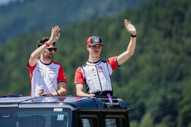 Formel 1, GP Österreich in Spielberg, Fahrerparade FORMULA 1 - GP of Austria 2025 SPIELBERG,AUSTRIA,29.JUN.25 - MOTORSPORTS, FORMULA 1 - Grand Prix of Austria, Red Bull Ring, drivers parade. Image shows Esteban Ocon (FRA Haas) and Oliver Bearman (GBR Haas).  GEPAxpictures xMatthiasxTrinkl