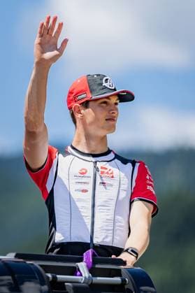 Formel 1, GP Österreich in Spielberg, Fahrerparade FORMULA 1 - GP of Austria 2025 SPIELBERG,AUSTRIA,29.JUN.25 - MOTORSPORTS, FORMULA 1 - Grand Prix of Austria, Red Bull Ring, drivers parade. Image shows Oliver Bearman (GBR Haas).  GEPAxpictures xMatthiasxTrinkl
