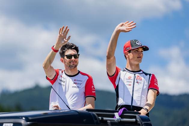 Formel 1, GP Österreich in Spielberg, Fahrerparade FORMULA 1 - GP of Austria 2025 SPIELBERG,AUSTRIA,29.JUN.25 - MOTORSPORTS, FORMULA 1 - Grand Prix of Austria, Red Bull Ring, drivers parade. Image shows Esteban Ocon (FRA Haas) and Oliver Bearman (GBR Haas).  GEPAxpictures xMatthiasxTrinkl