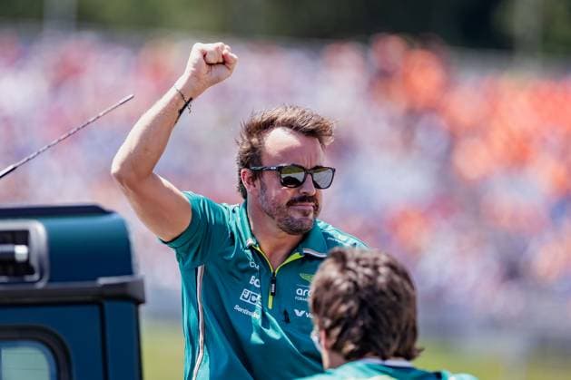 Formel 1, GP Österreich in Spielberg, Fahrerparade FORMULA 1 - GP of Austria 2025 SPIELBERG,AUSTRIA,29.JUN.25 - MOTORSPORTS, FORMULA 1 - Grand Prix of Austria, Red Bull Ring, drivers parade. Image shows Fernando Alonso (ESP Aston Martin).  GEPAxpictures xMatthiasxTrinkl