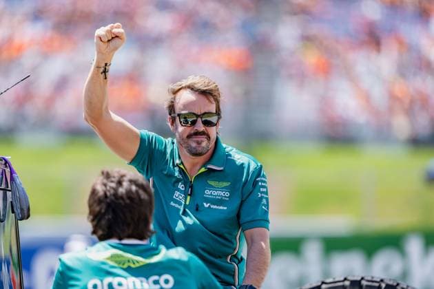 Formel 1, GP Österreich in Spielberg, Fahrerparade FORMULA 1 - GP of Austria 2025 SPIELBERG,AUSTRIA,29.JUN.25 - MOTORSPORTS, FORMULA 1 - Grand Prix of Austria, Red Bull Ring, drivers parade. Image shows Fernando Alonso (ESP Aston Martin).  GEPAxpictures xMatthiasxTrinkl