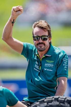 Formel 1, GP Österreich in Spielberg, Fahrerparade FORMULA 1 - GP of Austria 2025 SPIELBERG,AUSTRIA,29.JUN.25 - MOTORSPORTS, FORMULA 1 - Grand Prix of Austria, Red Bull Ring, drivers parade. Image shows Fernando Alonso (ESP Aston Martin).  GEPAxpictures xMatthiasxTrinkl