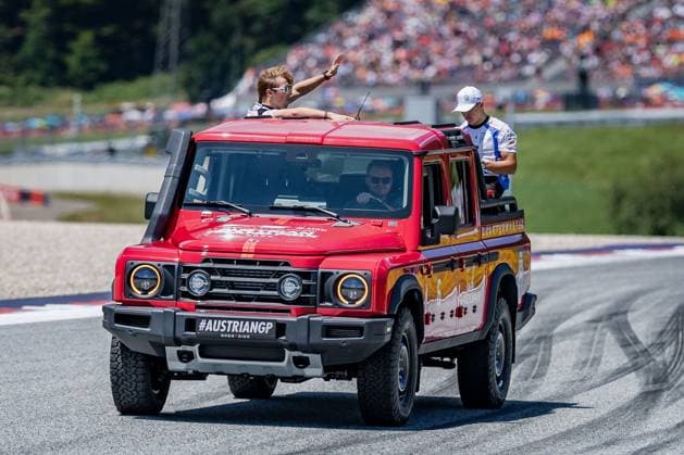 Formel 1, GP Österreich in Spielberg, Fahrerparade FORMULA 1 - GP of Austria 2025 SPIELBERG,AUSTRIA,29.JUN.25 - MOTORSPORTS, FORMULA 1 - Grand Prix of Austria, Red Bull Ring, drivers parade. Image shows Liam Lawson (NZL VCARB) and Isack Hadjar (FRA VCARB).  GEPAxpictures xMatthiasxTrinkl