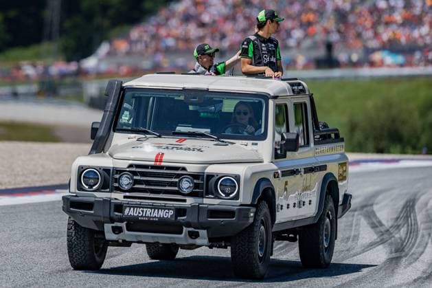 Formel 1, GP Österreich in Spielberg, Fahrerparade FORMULA 1 - GP of Austria 2025 SPIELBERG,AUSTRIA,29.JUN.25 - MOTORSPORTS, FORMULA 1 - Grand Prix of Austria, Red Bull Ring, drivers parade. Image shows Gabriel Bortoleto (BRA Kick Sauber) and Nico Huelkenberg (GER Kick Sauber).  GEPAxpictures xMatthiasxTrinkl