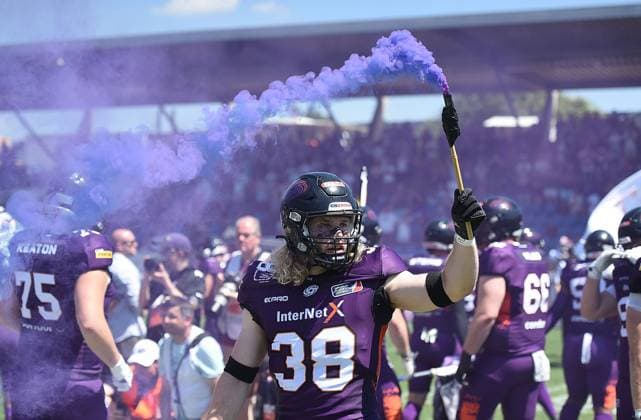 Sport Themen der Woche KW26 Sport Bilder des Tages 29.06.2025, xhbx, American Football ELF European League of Football, Frankfurt Galaxy - Prague Lions v.l. Sebastian Brand (Frankfurt Galaxy) mit Bengalo in der Hand (DFL DFB REGULATIONS PROHIBIT ANY USE OF PHOTOGRAPHS as IMAGE SEQUENCES and or QUASI-VIDEO) Frankfurt am Main *** 29 06 2025, xhbx, American Football ELF European League of Football, Frankfurt Galaxy Prague Lions v l Sebastian Brand Frankfurt Galaxy with Bengalo in hand DFL DFB REGULATIONS PROHIBIT ANY USE OF PHOTOGRAPHS as IMAGE SEQUENCES and or QUASI VIDEO Frankfurt am Main