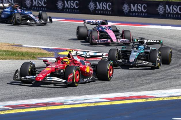 Lewis Hamilton (Scuderia Ferrari HP 44), George Russell (Mercedes-AMG Petronas 63), Rennen, Grosser Preis von Oesterreich, Motorsport, Herren, Formel 1, 29.06.2025 Spielberg Steiermark Oesterreich