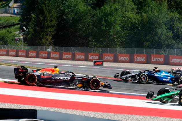 29.06.2025, xsvx, Motorsport FIA Formel 1, Grand Prix von Österreich v.l. Max Verstappen (Oracle Red Bull Racing) Startnummer 1 nach dem Unfall mit Andrea Kimi Antonelli (Mercedes AMG Petronas) Startnummer 12 (FIA REGULATIONS PROHIBIT ANY USE OF PHOTOGRAPHS as IMAGE SEQUENCES and or QUASI-VIDEO) Zeltweg-Spielberg