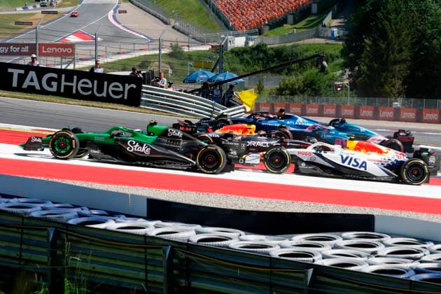 29.06.2025, xsvx, Motorsport FIA Formel 1, Grand Prix von Österreich v.l. Max Verstappen (Oracle Red Bull Racing) Startnummer 1 nach dem Unfall mit Andrea Kimi Antonelli (Mercedes AMG Petronas) Startnummer 12 (FIA REGULATIONS PROHIBIT ANY USE OF PHOTOGRAPHS as IMAGE SEQUENCES and or QUASI-VIDEO) Zeltweg-Spielberg