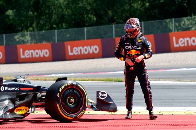 29.06.2025, xsvx, Motorsport FIA Formel 1, Grand Prix von Österreich v.l. Max Verstappen (Oracle Red Bull Racing) Startnummer 1 nach dem Unfall (FIA REGULATIONS PROHIBIT ANY USE OF PHOTOGRAPHS as IMAGE SEQUENCES and or QUASI-VIDEO) Zeltweg-Spielberg