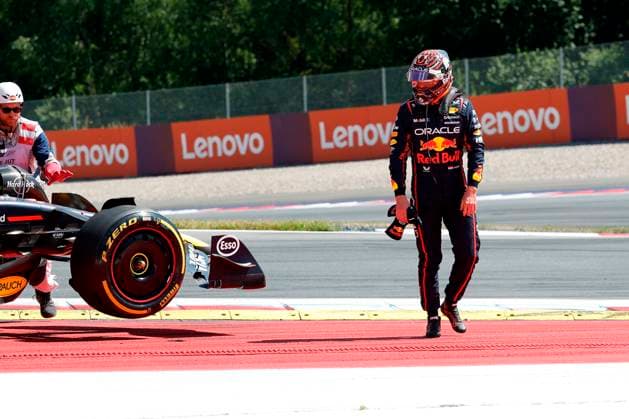 29.06.2025, xsvx, Motorsport FIA Formel 1, Grand Prix von Österreich v.l. Max Verstappen (Oracle Red Bull Racing) Startnummer 1 nach dem Unfall (FIA REGULATIONS PROHIBIT ANY USE OF PHOTOGRAPHS as IMAGE SEQUENCES and or QUASI-VIDEO) Zeltweg-Spielberg