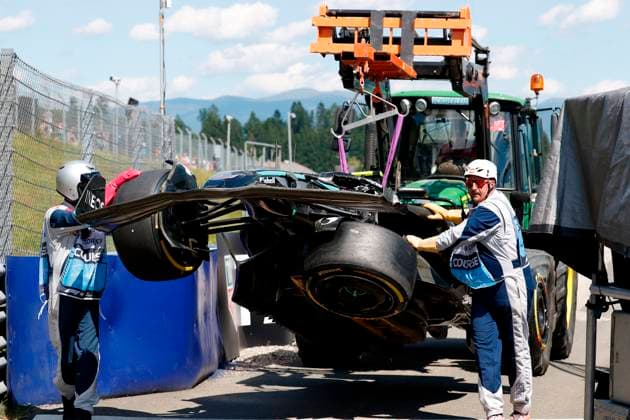 29.06.2025, xsvx, Motorsport FIA Formel 1, Grand Prix von Österreich v.l. Auto von Andrea Kimi Antonelli (Mercedes AMG Petronas) Startnummer 12 nach dem Unfall (FIA REGULATIONS PROHIBIT ANY USE OF PHOTOGRAPHS as IMAGE SEQUENCES and or QUASI-VIDEO) Zeltweg-Spielberg