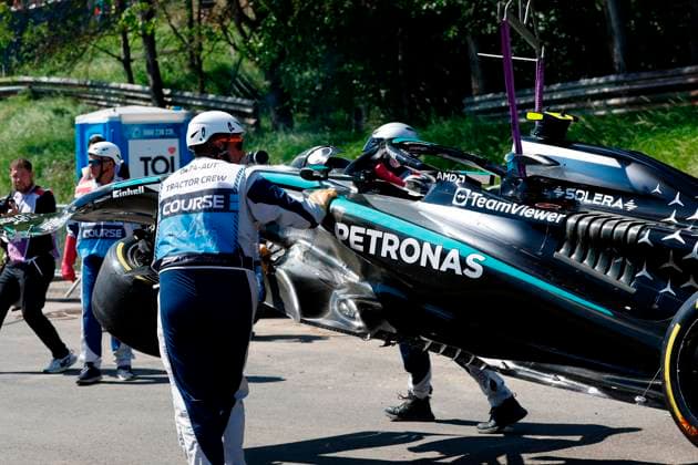 29.06.2025, xsvx, Motorsport FIA Formel 1, Grand Prix von Österreich v.l. Auto von Andrea Kimi Antonelli (Mercedes AMG Petronas) Startnummer 12 nach dem Unfall (FIA REGULATIONS PROHIBIT ANY USE OF PHOTOGRAPHS as IMAGE SEQUENCES and or QUASI-VIDEO) Zeltweg-Spielberg