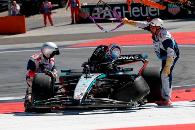 29.06.2025, xsvx, Motorsport FIA Formel 1, Grand Prix von Österreich v.l. Andrea Kimi Antonelli (Mercedes AMG Petronas) Startnummer 12 nach dem Unfall mit Max Verstappen (Oracle Red Bull Racing) Startnummer 1 (FIA REGULATIONS PROHIBIT ANY USE OF PHOTOGRAPHS as IMAGE SEQUENCES and or QUASI-VIDEO) Zeltweg-Spielberg