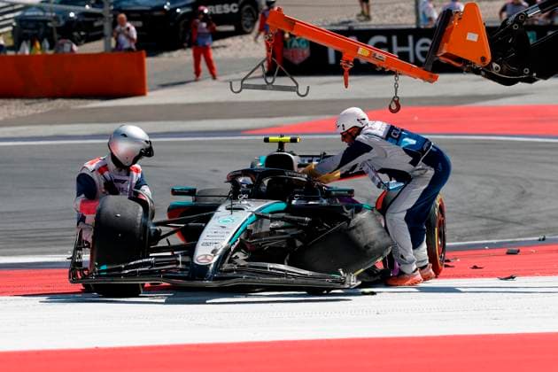 29.06.2025, xsvx, Motorsport FIA Formel 1, Grand Prix von Österreich v.l. Auto Andrea Kimi Antonelli (Mercedes AMG Petronas) Startnummer 12 nach dem Unfall mit Max Verstappen (Oracle Red Bull Racing) Startnummer 1 (FIA REGULATIONS PROHIBIT ANY USE OF PHOTOGRAPHS as IMAGE SEQUENCES and or QUASI-VIDEO) Zeltweg-Spielberg