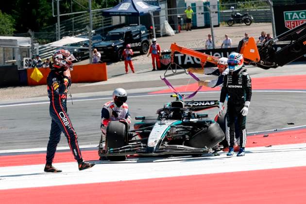 29.06.2025, xsvx, Motorsport FIA Formel 1, Grand Prix von Österreich v.l. Max Verstappen (Oracle Red Bull Racing) Startnummer 1 und Andrea Kimi Antonelli (Mercedes AMG Petronas) Startnummer 12 nach dem Unfall (FIA REGULATIONS PROHIBIT ANY USE OF PHOTOGRAPHS as IMAGE SEQUENCES and or QUASI-VIDEO) Zeltweg-Spielberg