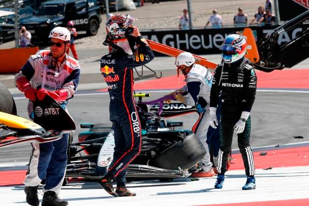 29.06.2025, xsvx, Motorsport FIA Formel 1, Grand Prix von Österreich v.l. Max Verstappen (Oracle Red Bull Racing) Startnummer 1 und Andrea Kimi Antonelli (Mercedes AMG Petronas) Startnummer 12 nach dem Unfall (FIA REGULATIONS PROHIBIT ANY USE OF PHOTOGRAPHS as IMAGE SEQUENCES and or QUASI-VIDEO) Zeltweg-Spielberg