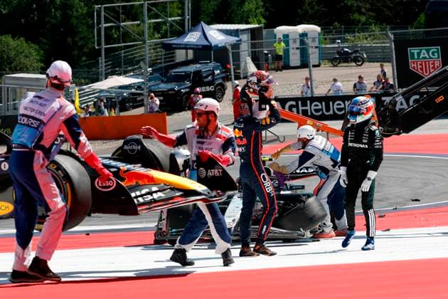 29.06.2025, xsvx, Motorsport FIA Formel 1, Grand Prix von Österreich v.l. Max Verstappen (Oracle Red Bull Racing) Startnummer 1 und Andrea Kimi Antonelli (Mercedes AMG Petronas) Startnummer 12 nach dem Unfall (FIA REGULATIONS PROHIBIT ANY USE OF PHOTOGRAPHS as IMAGE SEQUENCES and or QUASI-VIDEO) Zeltweg-Spielberg