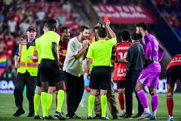 Harrison, NJ, United States, June 28, 2025: Sandro Schwarz, Head Coach of New York Red Bulls receives a red card during the Major League Soccer match between New York Red Bulls and Minnesota United FC at Sports Illustrated Stadium in Harrison, NJ United States (EDITORIAL USAGE ONLY). (Rebekah Wynkoop SPP)  Copyright: xRebekahxWynkoopx xSPPx spp-en-ReWySp-374