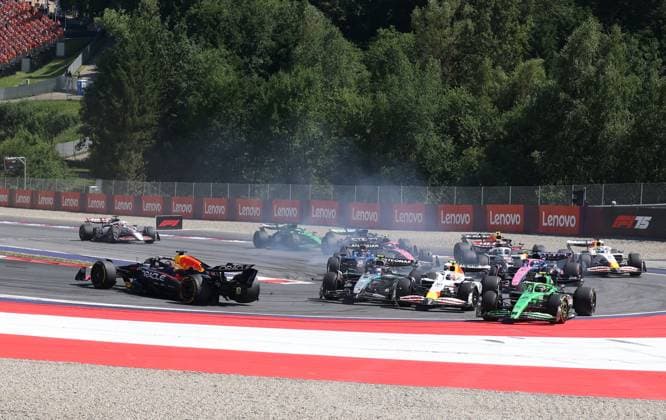 29.06.2025, Red Bull Ring, Spielberg, Formel 1 Großer Preis von Österreich 2025 , im Bild Unfall zwischen Andrea Kimi Antonelli (ITA), Mercedes-AMG Petronas Formula One Team und Max Verstappen (NLD), Oracle Red Bull Racing, beide Fahrer scheiden aus. (Photo by Alessandro Martellotta Hasan Bratic DeFodi Images)