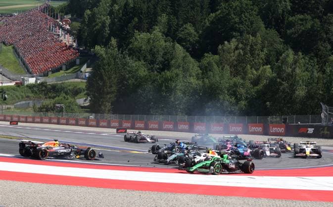 29.06.2025, Red Bull Ring, Spielberg, Formel 1 Großer Preis von Österreich 2025 , im Bild Unfall zwischen Andrea Kimi Antonelli (ITA), Mercedes-AMG Petronas Formula One Team und Max Verstappen (NLD), Oracle Red Bull Racing, beide Fahrer scheiden aus. (Photo by Alessandro Martellotta Hasan Bratic DeFodi Images)