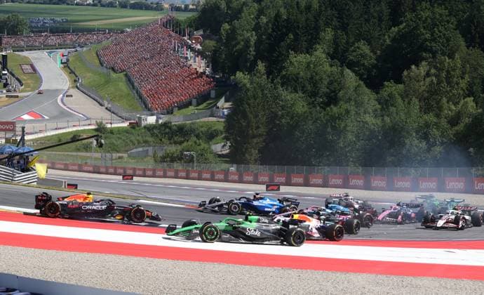 29.06.2025, Red Bull Ring, Spielberg, Formel 1 Großer Preis von Österreich 2025 , im Bild Unfall zwischen Andrea Kimi Antonelli (ITA), Mercedes-AMG Petronas Formula One Team und Max Verstappen (NLD), Oracle Red Bull Racing, beide Fahrer scheiden aus. (Photo by Alessandro Martellotta Hasan Bratic DeFodi Images)