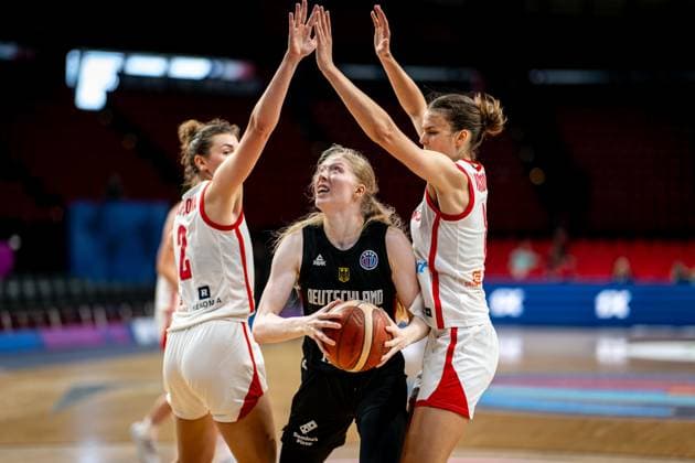Basketball Piräus 29.06.2025 FIBA Women™s Eurobasket 2025 Platzierungsspiel um Platz 5 Tschechien (CZE) - Deutschland (GER) Frida Bühner (Deutschland, No.20) Julie Pospisilova (Tschechien, No.02) Veronika Vorackova (Tschechien, No.08) *** Basketball Piraeus 29 06 2025 FIBA Women™s Eurobasket 2025 5th place play-off Czech Republic CZE Germany GER Frida Bühner Germany, No 20 Julie Pospisilova Czech Republic, No 02 Veronika Vorackova Czech Republic, No 08