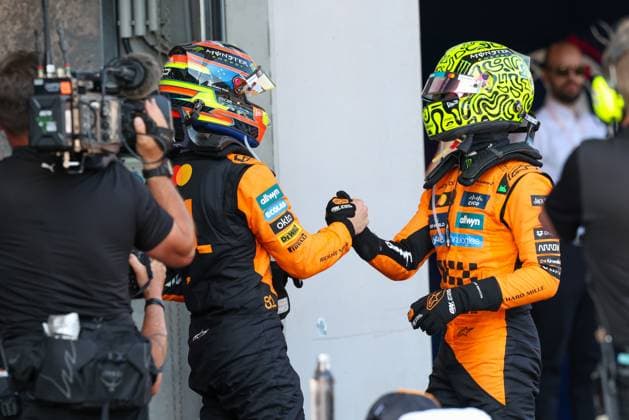 2 Platz Oscar Piastri (McLaren Formula 1 Team) gratuliert Winner, Sieger, Lando Norris (McLaren Formula 1 Team), Rennen, Grosser Preis von Oesterreich, Motorsport, Herren, Formel 1, 29.06.2025 Spielberg Steiermark Oesterreich