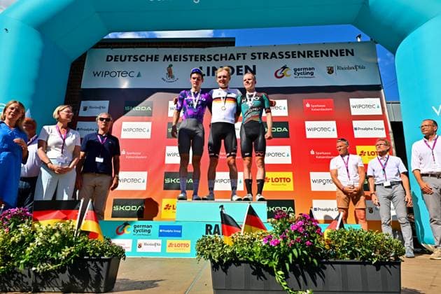 Georg ZIMMERMANN Siegerehrung Straßenrennen Männer Elite Rad DM 2025 Georg ZIMMERMANN (IntermarchÃ - Wanty) Deutscher Meister vor Felix ENGELHARDT (Team Jayco AlUla) und Anton SCHIFFER (BIKE AID). Siegerehrung. Straßenrennen Männer Elite Deutsche Meisterschaft im Radsport 2025 Rad DM 27. Juni 2025 Deutsche Straßen-Meisterschafte. Kaiserslautern, Ramstein, Linden