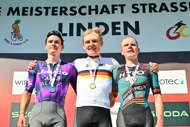 Georg ZIMMERMANN Siegerehrung Straßenrennen Männer Elite Rad DM 2025 Georg ZIMMERMANN (IntermarchÃ - Wanty) Deutscher Meister vor Felix ENGELHARDT (Team Jayco AlUla) und Anton SCHIFFER (BIKE AID). Siegerehrung. Straßenrennen Männer Elite Deutsche Meisterschaft im Radsport 2025 Rad DM 27. Juni 2025 Deutsche Straßen-Meisterschafte. Kaiserslautern, Ramstein, Linden