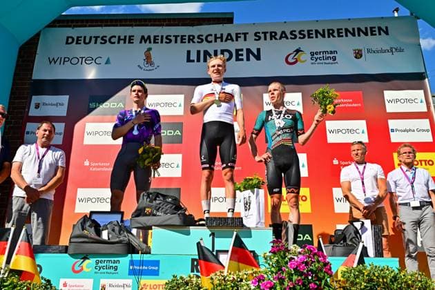 Georg ZIMMERMANN, Felix ENGELHARDT, Anton SCHIFFER Siegerehrung Straßenrennen Männer Elite Rad DM 2025 Georg ZIMMERMANN (IntermarchÃ - Wanty) Deutscher Meister vor Felix ENGELHARDT (Team Jayco AlUla) und Anton SCHIFFER (BIKE AID). Siegerehrung. Straßenrennen Männer Elite Deutsche Meisterschaft im Radsport 2025 Rad DM 27. Juni 2025 Deutsche Straßen-Meisterschaften. Kaiserslautern, Ramstein, Linden