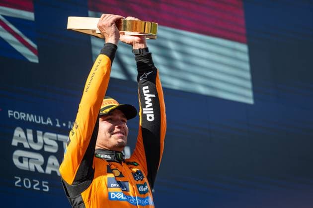 Lando Norris (McLaren Formula 1 Team, Großbritannien, 04) jubelt auf dem Podium bei der Siegerehrung mit Pokal ueber den Sieg, AUT, Formel 1 Weltmeisterschaft, MSC Cruises Grand Prix von Oesterreich, Red Bull Ring Spielberg, Rennen, Saison 2025, 29.06.2025 AUT, Formel 1 Weltmeisterschaft, MSC Cruises Grand Prix von Oesterreich, Red Bull Ring Spielberg, Rennen, Saison 2025, 29.06.2025 Spielberg Copyright: xEibner-Pressefoto Memmlerx EP_MMR