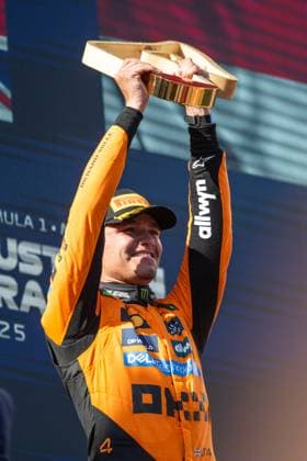 Lando Norris (McLaren Formula 1 Team, Großbritannien, 04) jubelt auf dem Podium bei der Siegerehrung mit Pokal ueber den Sieg, AUT, Formel 1 Weltmeisterschaft, MSC Cruises Grand Prix von Oesterreich, Red Bull Ring Spielberg, Rennen, Saison 2025, 29.06.2025 AUT, Formel 1 Weltmeisterschaft, MSC Cruises Grand Prix von Oesterreich, Red Bull Ring Spielberg, Rennen, Saison 2025, 29.06.2025 Spielberg Copyright: xEibner-Pressefoto Memmlerx EP_MMR