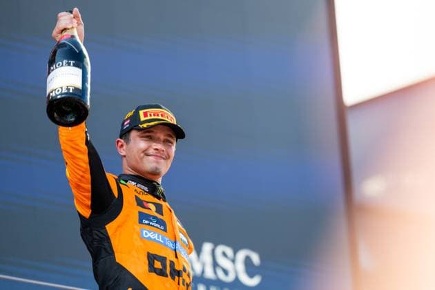 Lando Norris (McLaren Formula 1 Team, Großbritannien, 04) jubelt auf dem Podium bei der Siegerehrung ueber den Sieg, AUT, Formel 1 Weltmeisterschaft, MSC Cruises Grand Prix von Oesterreich, Red Bull Ring Spielberg, Rennen, Saison 2025, 29.06.2025 AUT, Formel 1 Weltmeisterschaft, MSC Cruises Grand Prix von Oesterreich, Red Bull Ring Spielberg, Rennen, Saison 2025, 29.06.2025 Spielberg Copyright: xEibner-Pressefoto Memmlerx EP_MMR