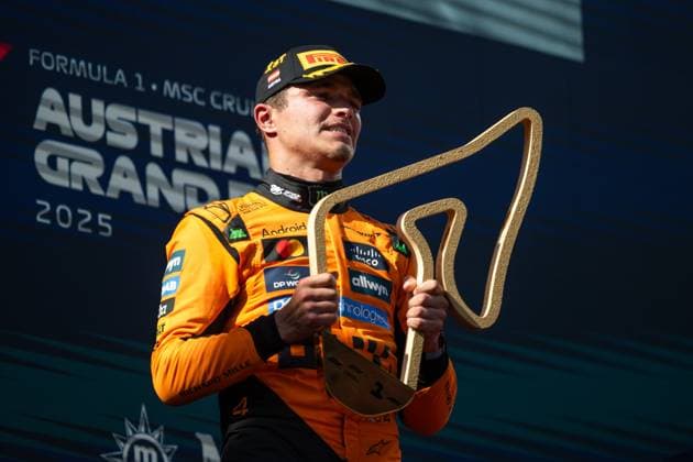 Lando Norris (McLaren Formula 1 Team, Großbritannien, 04) jubelt auf dem Podium bei der Siegerehrung mit Pokal ueber den Sieg, AUT, Formel 1 Weltmeisterschaft, MSC Cruises Grand Prix von Oesterreich, Red Bull Ring Spielberg, Rennen, Saison 2025, 29.06.2025 AUT, Formel 1 Weltmeisterschaft, MSC Cruises Grand Prix von Oesterreich, Red Bull Ring Spielberg, Rennen, Saison 2025, 29.06.2025 Spielberg Copyright: xEibner-Pressefoto Memmlerx EP_MMR